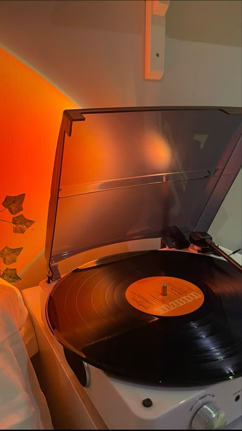 Vinyl Vintage Aesthetic, Music 70s Aesthetic, Orange Vinyl Aesthetic, Record Wallpaper Aesthetic, Vinyl Record Photography, Vinly Recorder Aesthetic, Vynil Aesthetic Photo, Vinyl Player Aesthetic, Vinyle Aesthetic