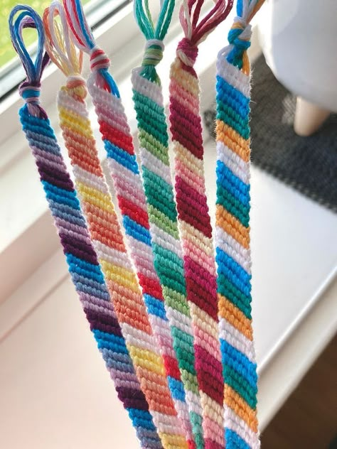 Candystripe Friendship Bracelet, Friendship Bracelet Colours, Colour Combos Bracelets, Candy Stripe Bracelet Pattern, Bracelet Colour Ideas, Friendship Bracelet Patterns 3 Colors, Bracelet Colors Ideas, Cute String Bracelets, String Bracelet Color Combos