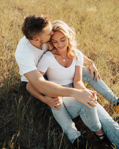 White And Jeans Engagement Photos, White Tee Couple Photoshoot, White Tshirt Photoshoot Couple, Family Pictures With Jeans Outfit Ideas, White T Shirt And Jeans Engagement Photos, Jeans And Tshirt Photoshoot, Denim And White Couple Photoshoot, Blue Jeans Engagement Photos, White Tee And Jeans Engagement Photos