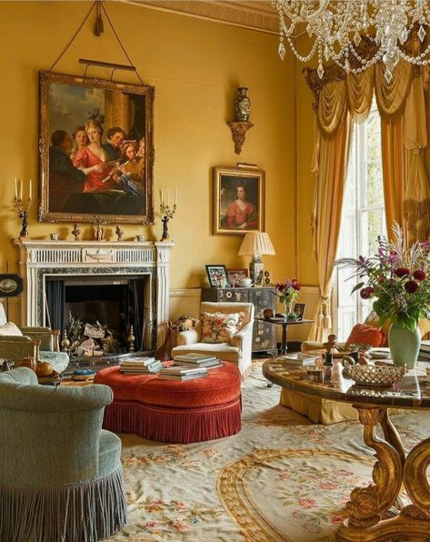 Paintings Old, Dark Academia Interior, English Country House Style, Victorian Room, Traditional Chic, Old Master Paintings, Victorian Living Room, Master Paintings, Victorian Interior