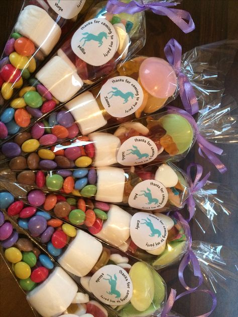 Makanan Rendah Kalori, Candy Kabobs, Candy Land Birthday Party, Candy Cone, Candy Birthday Party, Bridal Gift Wrapping Ideas, Candyland Birthday, Sweet Cones, Crafts Easter