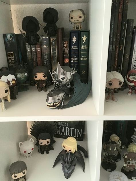 Game Of Thrones Bedroom, Lord Of The Rings Decor, Funko Display Ideas, Funko Pop Display Ideas, Pop Display Ideas, Funko Pop Display, Nerd Room, Nerd Games, Bookshelf Ideas