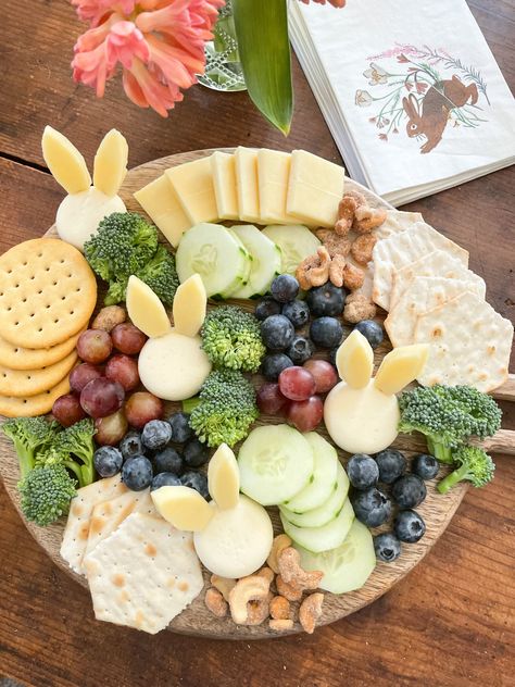 Kids Easter Decorations, Rabbit Charcuterie Board, Food For Easter Party, Some Bunny Is Turning Two Birthday, Easter Food Decorations, Easter Bunny Food Ideas, Bunny Themed Party Food, Some Bunny Is One Birthday Food, Easy Easter Charcuterie Board