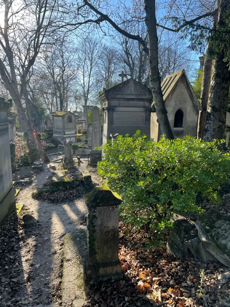 Père Lachaise / cemetery / Paris Paris Cemetery, Sam Hain, Cemetery Photography, Père Lachaise Cemetery, Pere Lachaise Cemetery, Travel History, Cemetery, Paris, History