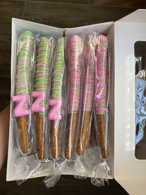 Disney Zombies Pink and green Chocolate covered pretzels 🥨 Green Chocolate Covered Pretzels, Zombies 3 Birthday Party, Disney Zombies Birthday, Disney Party Foods, Zombie Birthday Party Decorations, Zombie Birthday Cakes, Zombie Birthday Party, Disney Zombie, Zombies Birthday Party