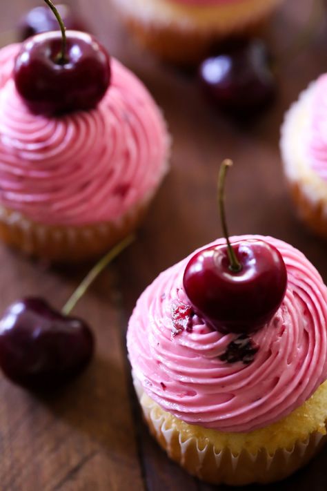 Cherry Frosting Recipe, Cherry Frosting, Cherry Vanilla, Eating Good, Baking Inspiration, Cherry Recipes, Fast Recipes, Cupcake Frosting, Vanilla Cupcakes