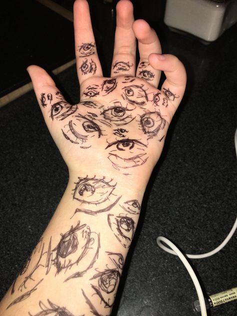 Eyes On Hands Art, Doodle On Hand Ideas, Doodling On Hand, Drawn On Tattoos, Draw On Hand Ideas, Hand Doodles Ideas, Stuff To Draw On Your Arm, Hands Tattoo Drawing, Hand Drawing On Hand With Pen