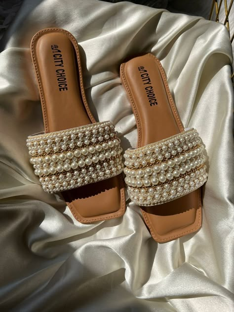 Stylish Slippers For Women, Fancy Slippers For Women, Stylish Flats For Women, Chappals For Women, Slippers Womens Flats, Flat Slippers For Women, Bridal Sandals Heels, Elegant Shoes Heels, Classy Sandals