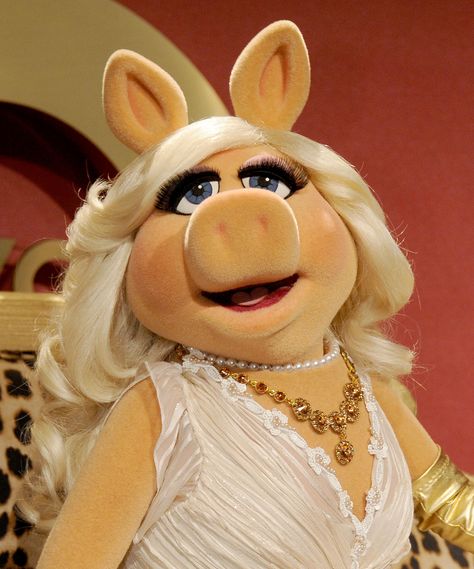 10 Unforgettable Beauty Lessons We Learned From Miss Piggy | StyleCaster Miss Piggy Muppets, Piggy Muppets, Muppets Miss Piggy, Mahna Mahna, Ms Piggy, Muppets Party, Kermit And Miss Piggy, The Muppet Show, Miss Piggy