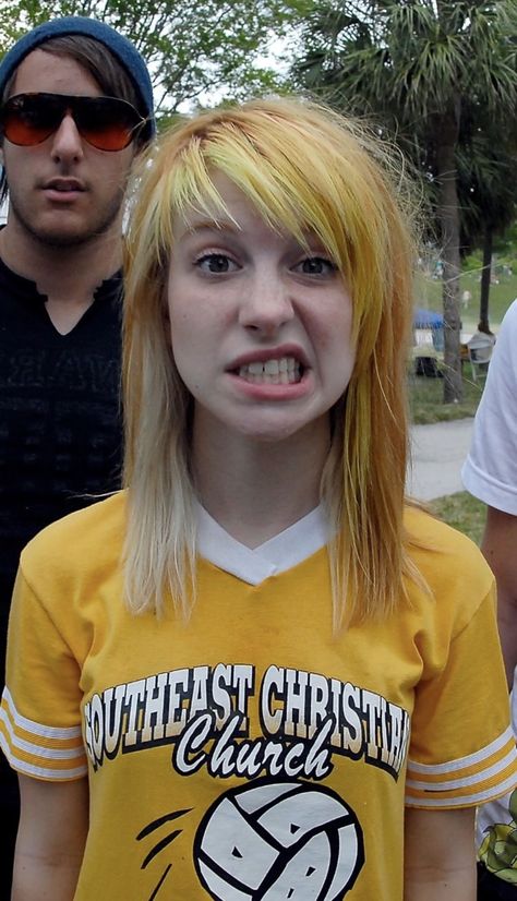 Hayley Williams Hairstyles, Paramore Background, Hailey Williams Hair, Hayley Williams Drawing, Hailey Paramore, Hayley Williams Icons, Hayley Williams Blonde, Haley Williams Hair, Hayley Williams Aesthetic