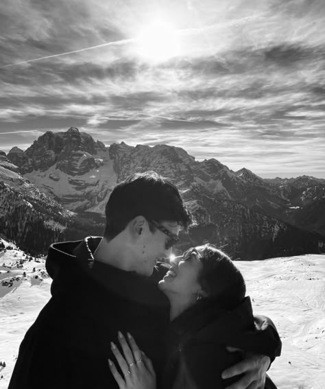 Winter Couple Pictures, Mode Au Ski, Looks Adidas, Stile Blair Waldorf, Couple Picture Poses, The Love Club, Cute Winter Outfits, Photo Couple, Ski Trip