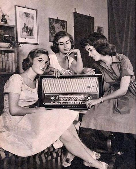 Old Radio, Radio Vintage, Old Time Radio, Antique Radio, Old Radios, Old Ads, Vintage Life, Vintage Radio, Vintage Pictures