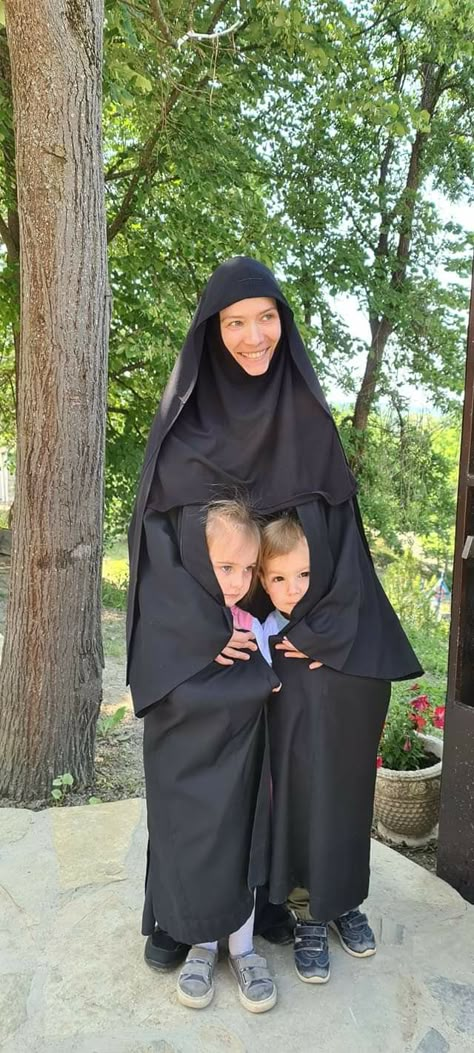 Ortodox Pictures, Veiling Outfits, Biblical Modesty, Orthodox Nun, Nun Fashion, Christian Core, St Athanasius, Greek Orthodox Christian, Modest Christian Clothing