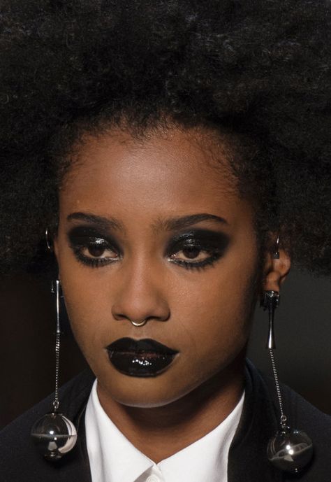 Black Eye Makeup On Black Women, Black Lipstick Looks Black Women, Black Lipstick Makeup Black Women, Black Lipstick Black Women, Tim Burton Core, Black Lipstick Makeup, Matte Make Up, Theater Play, Afro Goth