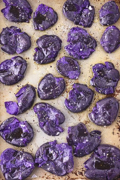 Purple potatoes really are a MORE NUTRITIOUS POTATO packed with antioxidants! Learn all about these brightly colored purple-licious spuds and enjoy tons of images celebrating their beauty! #purplepotaotes #purplepotato #purpletaters #purplespuds #purplepotatobenefits #howtocookpurplepotatoes Purple Potato Recipes, Blue Potatoes, Salt N Peppa, Purple Potatoes, Halloween Food Treats, Roasted Green Beans, Family Dinner Recipes, Best Side Dishes, Gerson