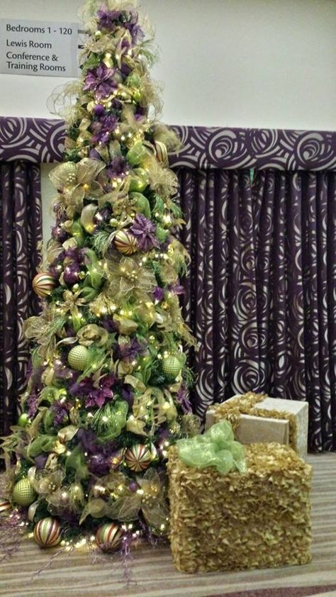 Purple Green And Gold Christmas Tree, Northern Lights Christmas Tree, Purple And Green Christmas Decor, Purple And Green Christmas Tree, Cooper Christmas Tree, Christmas Tinkerbell, Christmas Tree Purple, Glam Holiday Decor, Christmas Tree Colour Scheme