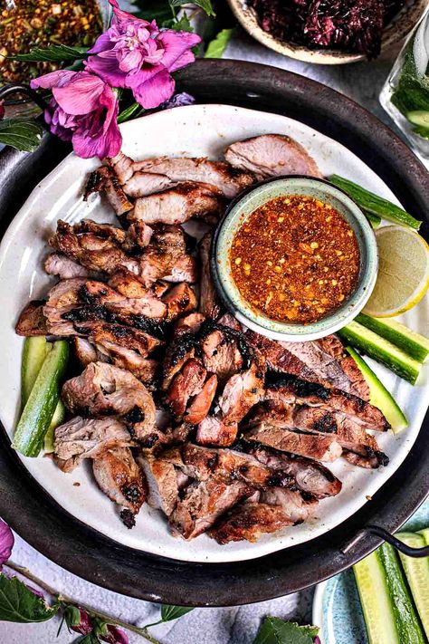 Moo Yang recipe (Thai grilled pork neck) is a popular Thai dish with a tender grilled pork neck, aromatic herbs, and a zesty dipping sauce. It showcases the amazing flavors of Thai cuisine and is loved by many. #mooyang #grilledporkneck #thaimooyang #porkneck #thaigrilledpork #mooyangrecipes #mooyangingredients #moyangrecipe Pork Neck Recipe, Thai Dinner Party, November Meal Plan, Vegan Pork, Thai Mat, Popular Thai Dishes, Vegan Chicken Salad, Thai Vegan, Thai Dinner