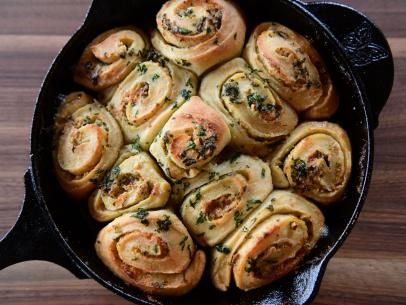 Ree Drummond Ranch, Ranch Rolls, Garlic Rolls Recipe, Branson Christmas, Pizza Pie Recipe, Ranch Pizza, Garlic Ranch, Ree Drummond Recipes, Dry Ranch Seasoning