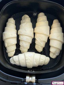 Croissant Air Fryer Recipes, Airfryer Croissant, Air Fryer Croissants, Frozen Croissants, Air Fryer Sweets, Desserts Air Fryer, Air Fryer Recipes Uk, Airfry Recipes, Crossant Recipes