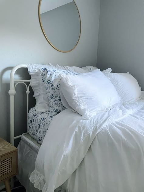 Bedroom Inspirations Floral Bedding, White Bed With Floral Sheets, Floral Bed Sheets White Comforter, White Bedding Decorative Pillows, Bedroom Ideas Floral Bedding, Bedding Ideas Pattern, White Bedding With Light Blue Accents, Light Blue Navy And White Bedroom, Blue Floral Bed Sheets Aesthetic