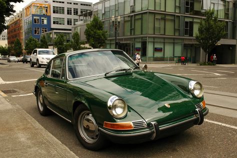 OLD PARKED CARS.: 1967 Porsche 912. Old Green Porsche, Porsche 912, Old Vintage Cars, Porsche 944, Vintage Porsche, Car Goals, Porsche Panamera, Classy Cars, Pretty Cars