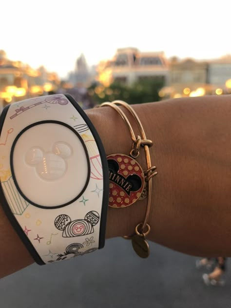 Disney World Magic Bands, Disney Magic Bands 2023, Magic Bands Disney, Magicband Disney, Magic Kingdom Aesthetic, Disney Magicband, Disney Bands, Disney Trip Outfits, Disney Parque