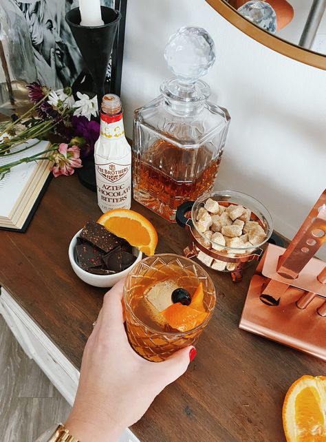 Try a riff on a classic with this Chocolate Orange Old Fashioned #Cocktails #oldfashioned Chocolate Orange Cocktail, Chocolate Old Fashioned Cocktail, Drinks Low Calorie, Chocolate Old Fashioned, Whiskey Chocolate, Pitcher Drinks, Chocolate Cocktails, Orange Cocktails, Low Calorie Drinks