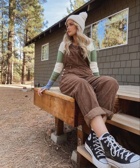 Brown Dungarees Outfit, Dungarees Outfit Winter, Corduroy Overalls Outfit, Cord Overalls, Overalls Corduroy, Dungaree Outfit, Office Clothing, Fall Outfits 2023, Corduroy Dungarees