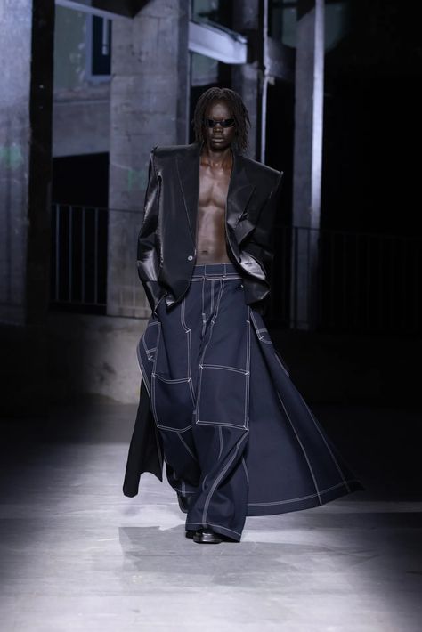 Juun.J Spring 2025 Ready-to-Wear Runway, Fashion Show & Collection Review [PHOTOS] Mens Runway Fashion, Paris Fashion Week Men, High Fashion Runway, Juun J, Vogue Men, Men Fashion Show, Spring 2025, Winter Lookbook, Show Collection