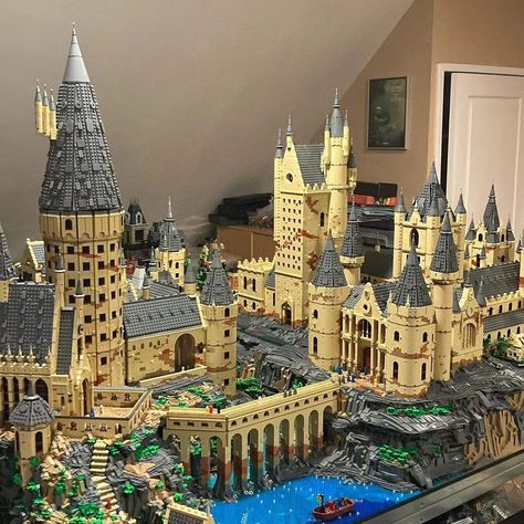 Harry Potter Lego Aesthetic, Lego Hogwarts Castle Display, Lego Hogwarts Moc, Lego Harry Potter Display, Harry Potter Lego Display Ideas, Big Lego Sets, Harry Potter Display, Harry Potter Lego, Harry Potter Lego Sets