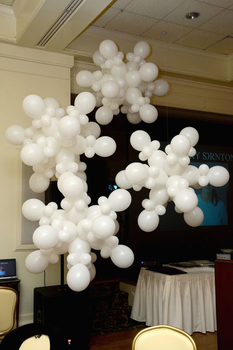 Balloon snowflakes at the #burtonandburton employee awards celebration.  #balloons #snowflakes Schnee Party, Diy Holiday Party, Snow Party, Deco Ballon, Winter Wonderland Birthday, Winter Wonderland Decorations, Winter Wonderland Baby Shower, Winter Wonderland Theme, Winter Wonderland Party