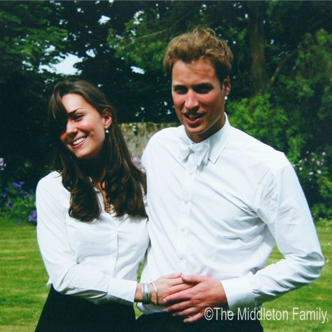 Old school matching! Kate Middleton and Prince William looked alike and in love on the day of their graduation ceremony at St. Andrew's University on June 23, 2005 in Scotland. In what might be their first twinning photo, the pair wore white button downs and dark slacks. Kate Middleton Jeans, Kate Middleton Stil, Moda Kate Middleton, Vévodkyně Kate, Principe William Y Kate, St Andrews University, Prince Georges, Style Kate Middleton, Duchesse Kate