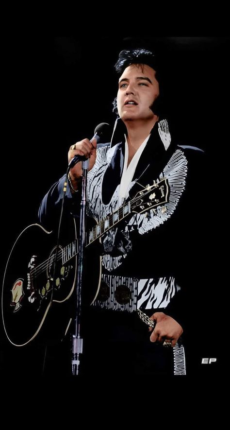 Elvis 1975, Rare Elvis Photos, Elvis Presley Concerts, Elvis Graceland, Elvis Jumpsuits, Elvis In Concert, Elvis Photos, Presley Family, King Of Rock And Roll