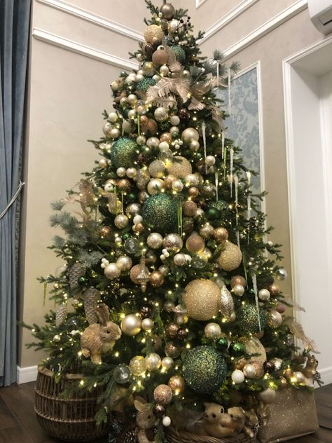 Green Christmas Decorations, Green Christmas Tree Decorations, Woodland Christmas Decor, Christmas Tree Inspo, Gold Christmas Tree Decorations, Christmas Tree Decorating Themes, Elegant Christmas Trees, Christmas Tree Inspiration, Christmas Interiors