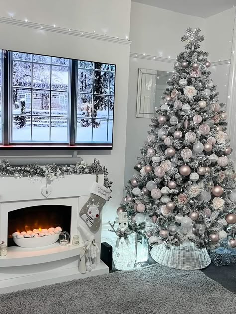 Oversized Candles, Baking Ideas Christmas, Half Christmas Tree, Christmas Decor Modern, Cozy Room Ideas, Christmas Tree Idea, Luxury Christmas Decor, Room Ideas Cozy, Cozy Diy