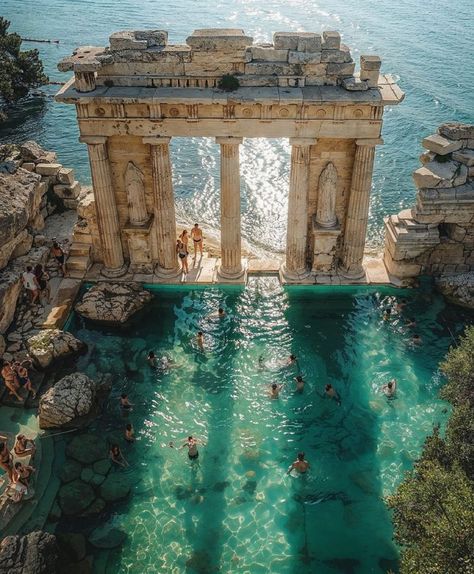 Ancient Greek Garden, Ancient Greece Aesthetic, Greece House, Greece Architecture, Greek Sea, Greek Temple, Ancient Ruins, Beautiful Buildings, Ancient Cities