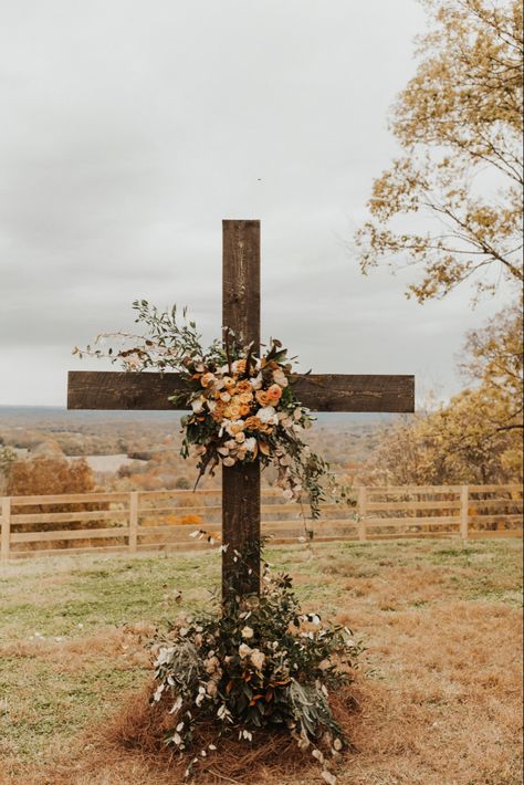 Fall, wedding, cross, florals, flowers Country Wedding Pictures, Country Western Wedding, Western Style Wedding, Western Themed Wedding, Wedding Alters, Country Theme Wedding, Cowboy Wedding, Wedding Cross, Dream Wedding Venues