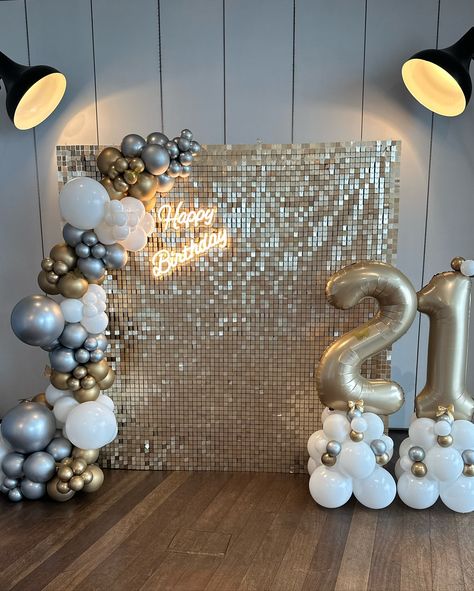 Just look at that shimmer!!! Metallic gold, silver and a pop of white. Venue: @themidlandhotelmorecambe Happy Birthday Abi! #birthdayballoons #shimmerwall #sequinwall #sequinwalls #metallicballoons #goldballoons #champagnegoldsequinwall #lancasterballoons #lancasterevents #21stbirthday #midlandhotelmorecambe Gold And Silver Theme Party, Gold And Silver Birthday Theme, Gold And Silver Birthday Decorations, White And Silver Party, Gold And Silver Party, Shot Party, 21 Bday, Sequin Wall, Shimmer Wall