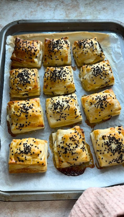 Feta & honey puff pastry bites Feta And Honey Pastries, Savoury Pastry Ideas, Puff Pastries Appetizers, Air Fryer Puff Pastry Recipes, Honey Puff Pastry, Brie Ideas, Puff Pastry App, Feta Puff Pastry, Feta Honey