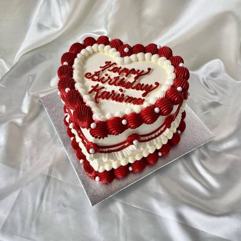 Heart Shaped Birthday Cake, Heart Cake Design, 19th Birthday Cakes, Bolo Vintage, Heart Birthday Cake, Red Birthday Cakes, Vintage Birthday Cakes, Heart Cakes, Red Cake