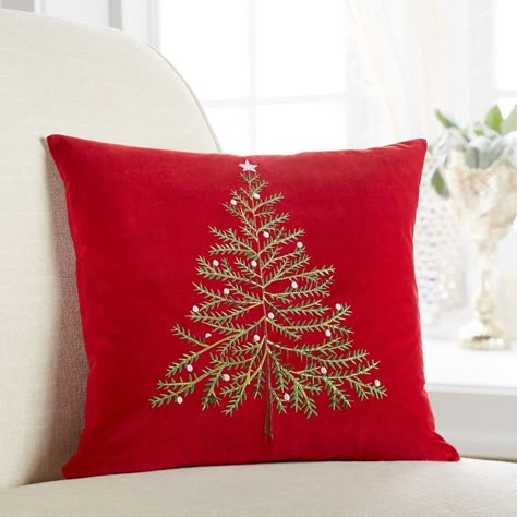 Christmas Pillows Diy, Bordados Tambour, Creative Pillows, Cushion Embroidery, Christmas Sewing Projects, Pillow Embroidery, Christmas Tree Pillow, Cushion Cover Designs, Embroidery Christmas