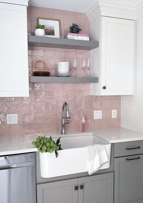 Pink And Gray Backsplash, Pink And Gray Kitchen Decor, Pink Splash Back Kitchen, Pink Grey And White Kitchen Ideas, Pink Grey White Kitchen, White Kitchen With Pink Backsplash, Light Pink Backsplash Kitchen, Pink Accents Kitchen, Black White Pink Kitchen