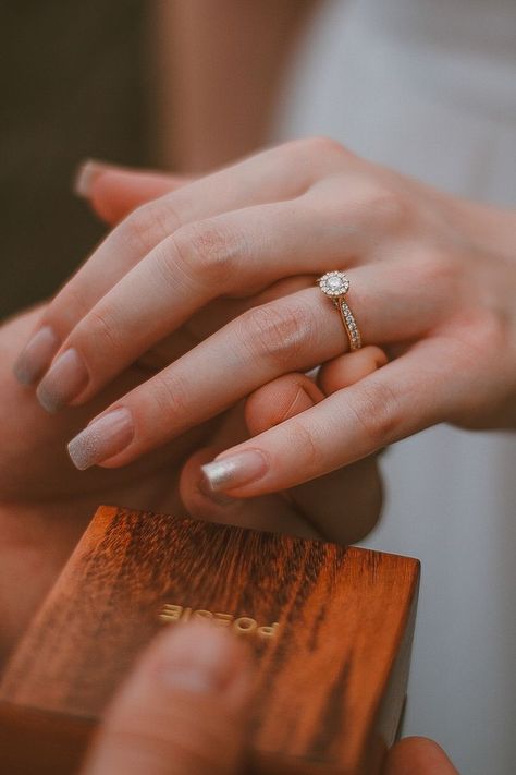 Ring Box Wedding Diy, Delicate Gold Bracelet, Hand Jewelry Rings, Wedding Flower Jewelry, Jewelry Necklace Simple, Couple Ring Design, Dreadlock Jewelry, Wedding Ring Shapes, Handmade Gold Ring