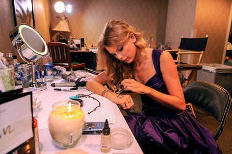 Taylor Swift’s New Album: How Math-Obsessed Fans Knew ‘Midnights’ Was Coming - WSJ Taylor Swift Nails, Speak Now Era, Taylor Pics, Taylor Swift Speak Now, Taylor Swift Fearless, Taylor Lautner, Taylor Swift Album, Miss Americana, Long Live Taylor Swift