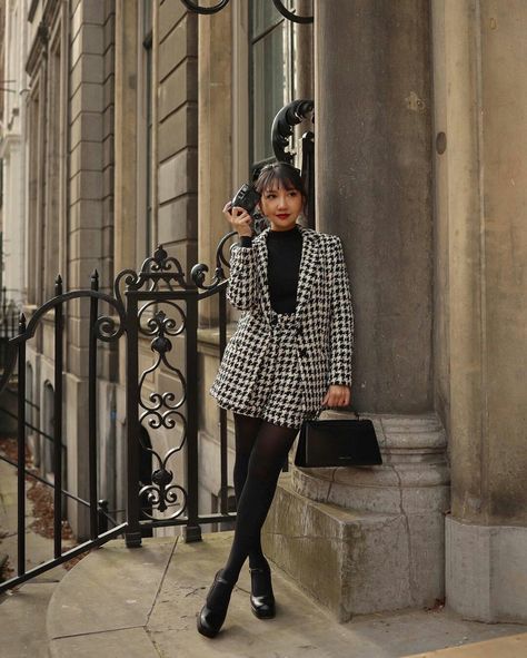 Eboard Photoshoot, Houndstooth Skirt Outfit, Tweed Dress Outfit, Invierno Aesthetic, Houndstooth Outfit, Preppy Girl Style, Formal Outfit Ideas, Winter Birthday Outfit, Elegant Vibes