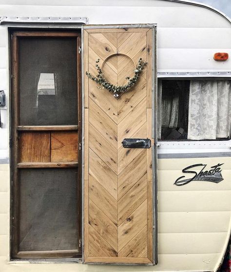 Dress up your camper with this diy door renovation #glamping #campermakeover #campinstyle #diycamperdecor Camper Remodel Ideas, Rv Redo, Camper Vintage, Camper Remodeling, Camper Redo, Caravan Makeover, Camping Vintage, Vintage Camper Remodel, Camper Trailer Remodel