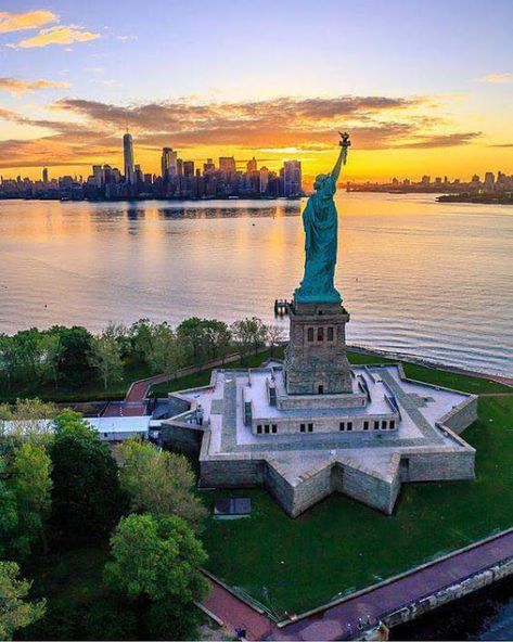 Foto New York Statue Of Liberty, New York Statue, Liberty Island, Voyage New York, Visit New York City, New York Photography, Chrysler Building, New York State Of Mind, Visit New York