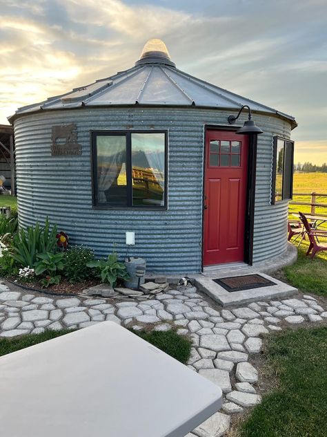 Grain Bin Bedroom, Grain Bin Remodel, Agri Tourism Ideas, Grain Bin House Plans, Grain Bin Tiny House, Grain Bin Ideas Projects, Farm Airbnb Ideas, Small Silo Ideas, Grain Bin Gazebo Backyard Ideas