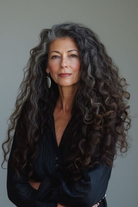 Grey Hair Model Older Women, Old Money Hair Curly, Older Woman Curly Hair, Grey Curly Hair, Layered Curly Hair, Beautiful Gray Hair, Long Curls, Curly Hair Women, Chic Hairstyles