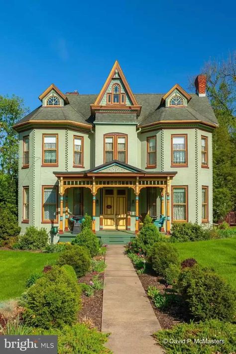 1890 H.C. Berry House Lists for $550K in Martinsburg, West Virginia - Pricey Pads 1890 House, Fancy Doors, Martinsburg West Virginia, Parlor Living Room, Brick Victorian, Side Yards, Curved Walls, Victorian Architecture, Jetted Tub